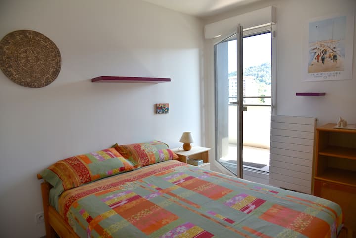 Dormitorio 3 con cama de 140x200, armario empotrado y terraza privada de 7 m2 (vistas a la montaña y visitas)