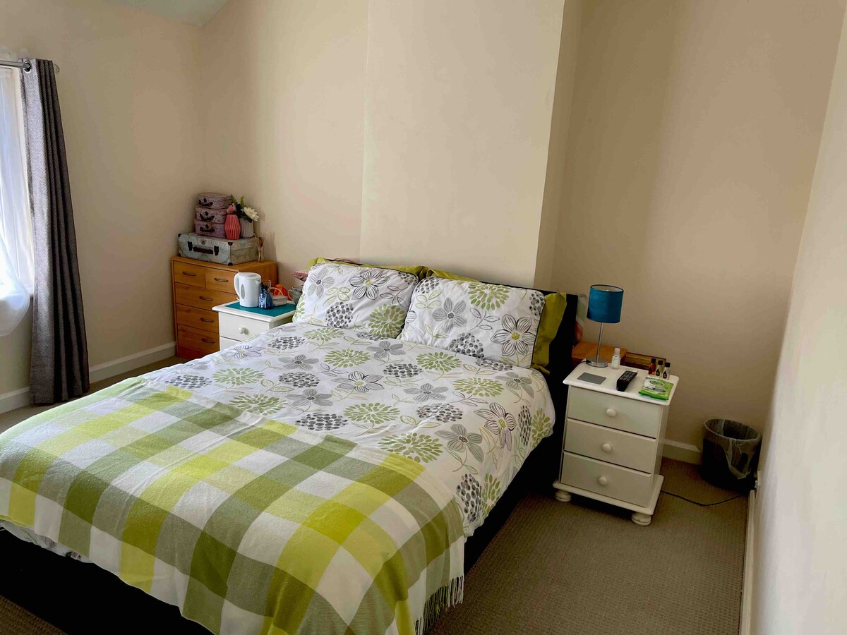 Cosy large double bedroom Houses for Rent in Northamptonshire