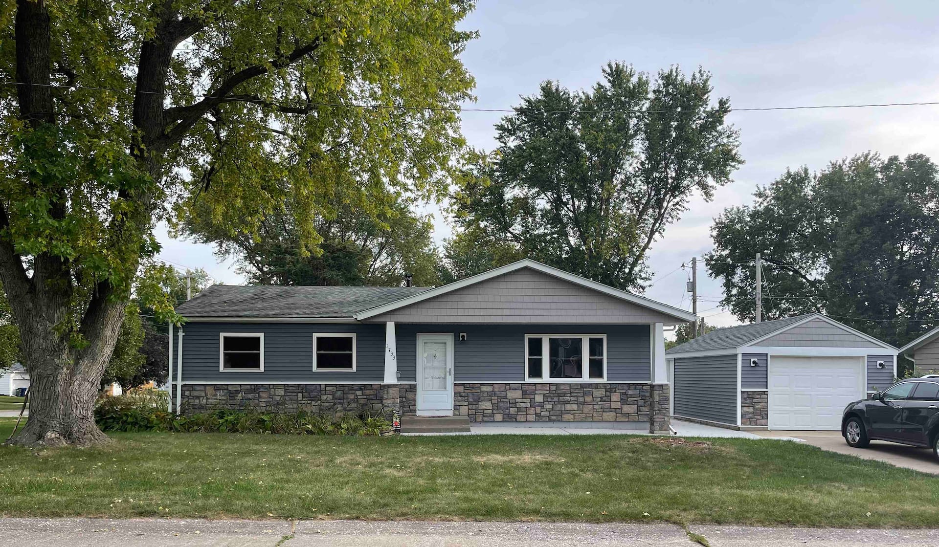 Entire ranch home centrally located in Bettendorf, near bike path and Bett Plex