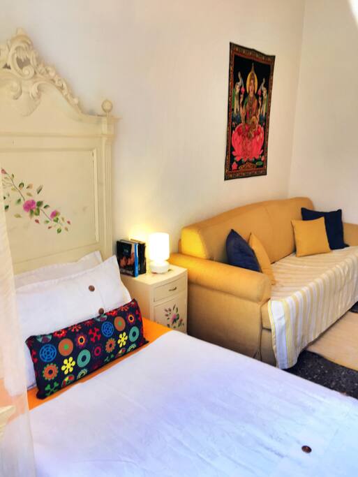 La habitacion cuenta con una cama sencilla y un sofacama.