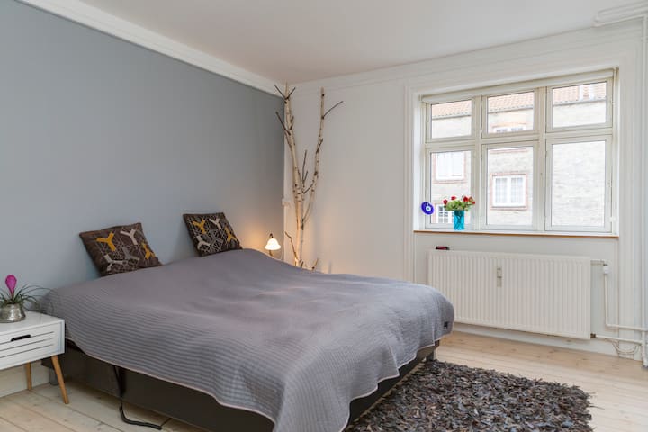 غرفة نوم بسرير إليفي