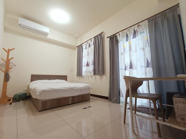 Na piatom poschodí má apartmán veľkú terasu so súkromným priestorom s výhľadom na veľký veterný mlyn a západ slnka pri mori a posteľ navyše môže byť premenená na izbu pre tri až štyri osoby.