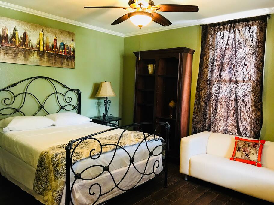 Confortable Queen size memory foam mattress For a good night sleep.