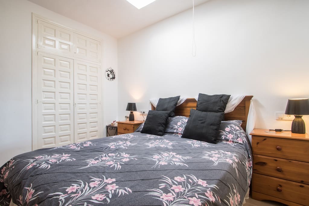Kingsize bed with bedside cabinets