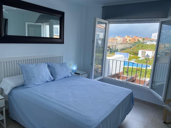 חדר שינה ראשי, מיטה 150 מזרן יוקרתי וכריות ויסקו.