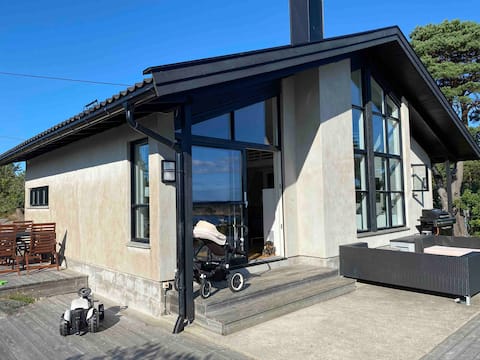 Spacious cabin 100 meters from the water