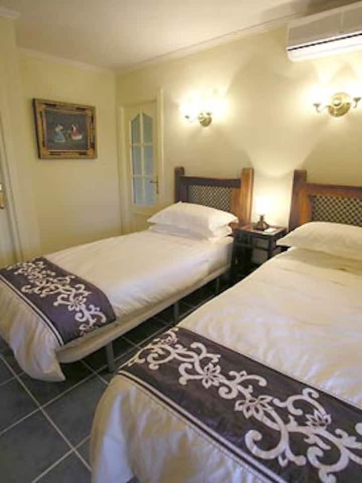 Двокреветната спална соба на долниот кат може да се користи независно или да се поврзе со тројна спална соба, формирајќи семеен апартман 2. 