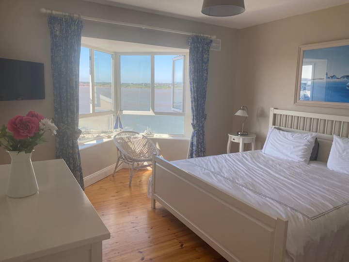 חדר שינה ראשי עם נוף לנמל ולים