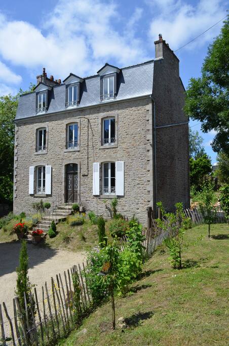 La villa , vue du verger