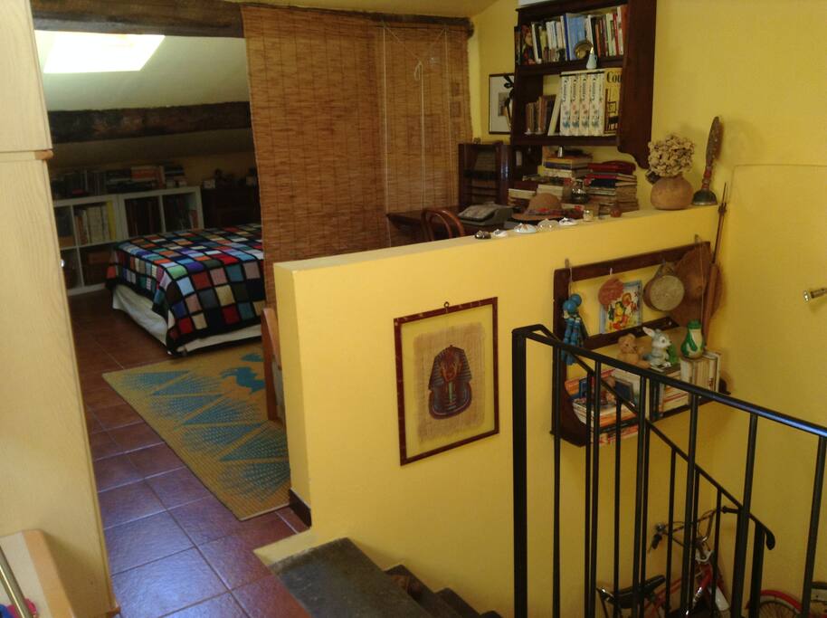 Salendo la mansarda si apre sulla camera dove due stuoie nascondono il letto.