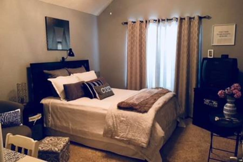 Large Queen Guest Room