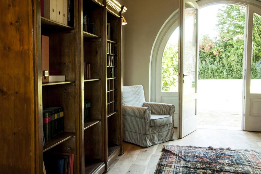 la libreria a disposizione degli ospiti