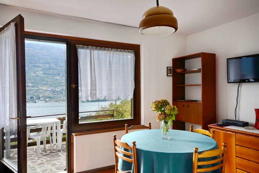 Soggiorno con terrazza vista lago