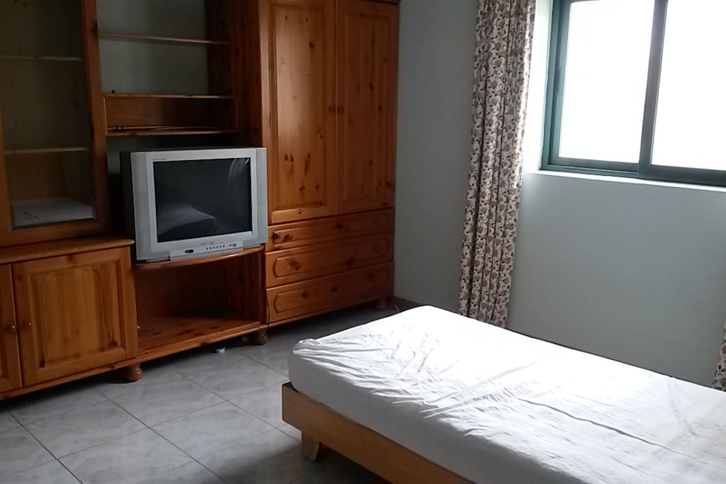 Bedroom w/window