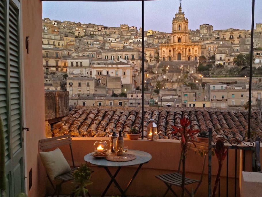 San Giorgio Suites - Casa Rosa - The night view from the terrace. La vue nocturne depuis la terrasse. Vista dalla terrazza. Blick von der Terrasse.