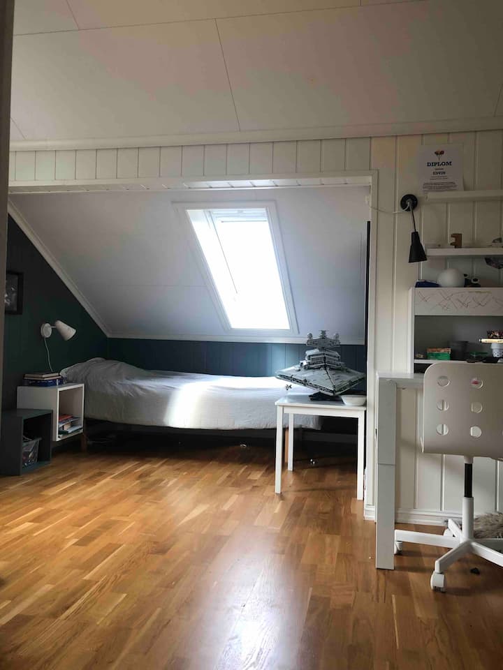 Chumba cha kulala - kitanda na roshani ya sentimita 90