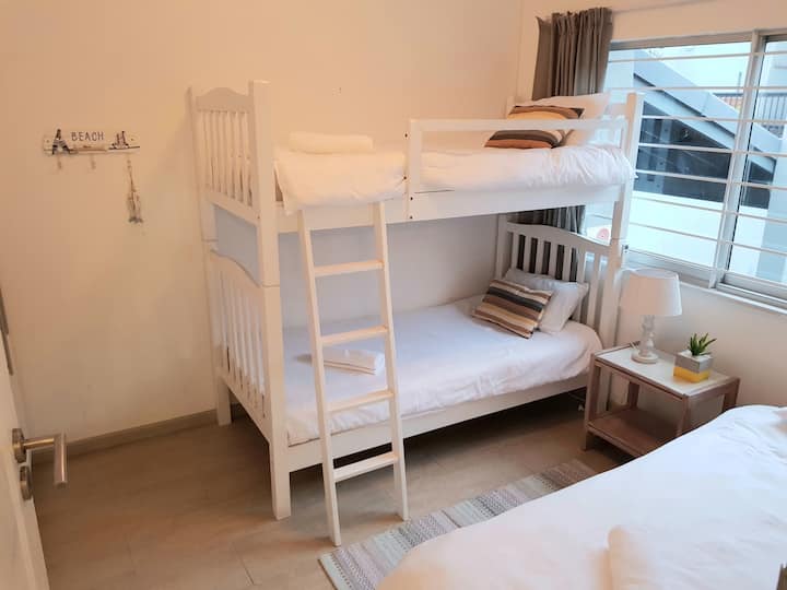 ห้องนอนที่ 3 พร้อมเตียงสองชั้นและเตียงเดี่ยว