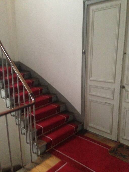 larges escaliers avec tapis rouge, les 3 étages sont faciles à monter
PAS d'ascenseur