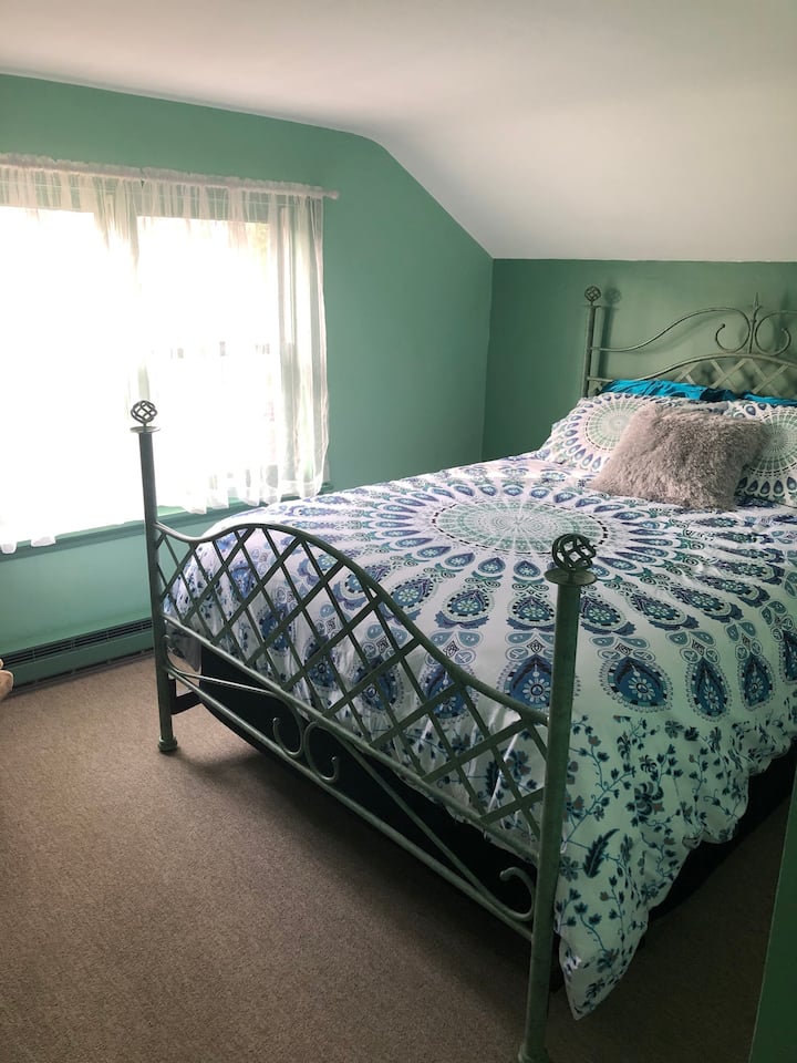 ห้องควีนไซส์มีเตียงควีนไซส์และเครื่องปรับอากาศ 