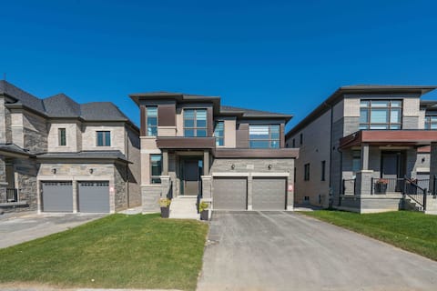 Modern 3800 Sq of Luxury 4 bedroom 3.5 bathrooms