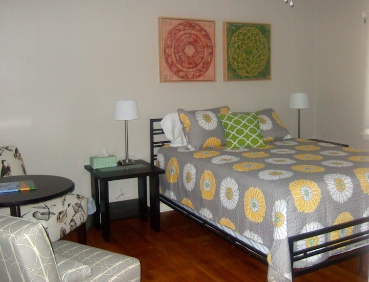 החדר של נטלי עם מיטת קווין סייז