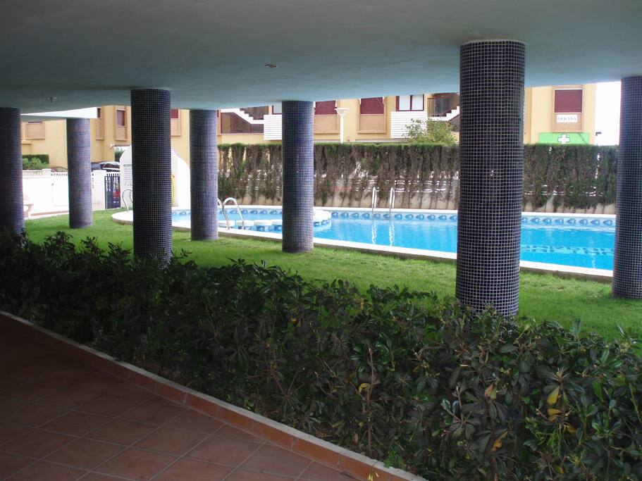 JARDÍN Y PISCINA