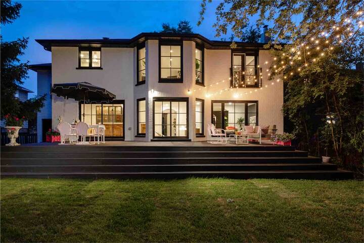 New Luxury Desig Home! Unique one in precious area