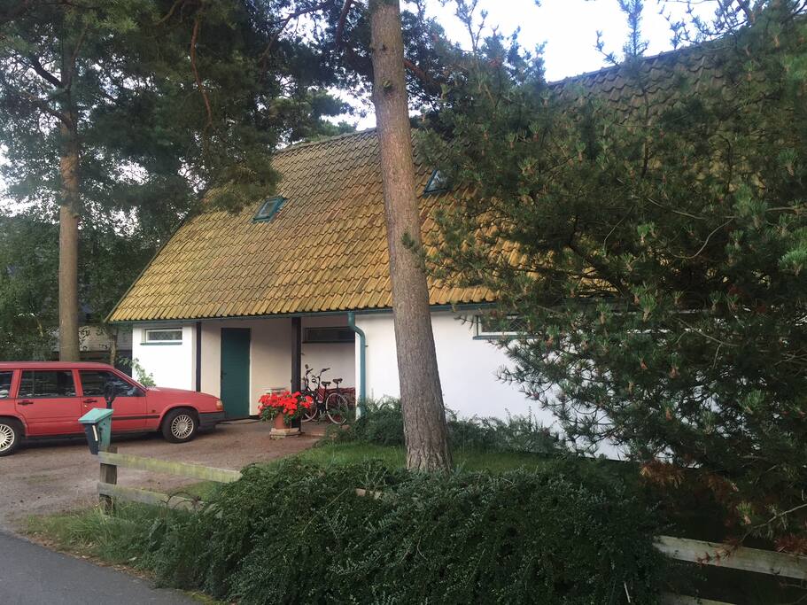 Plats till minst 2 bilar. Gatu/baksidan