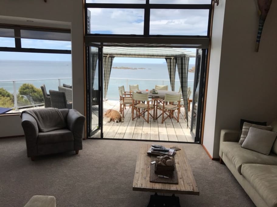 Lounge to deck seafront