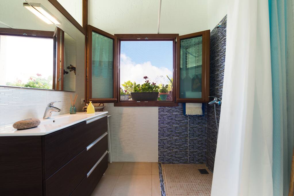 Baño del loft número 1 con vista al Atlántico desde la ducha.