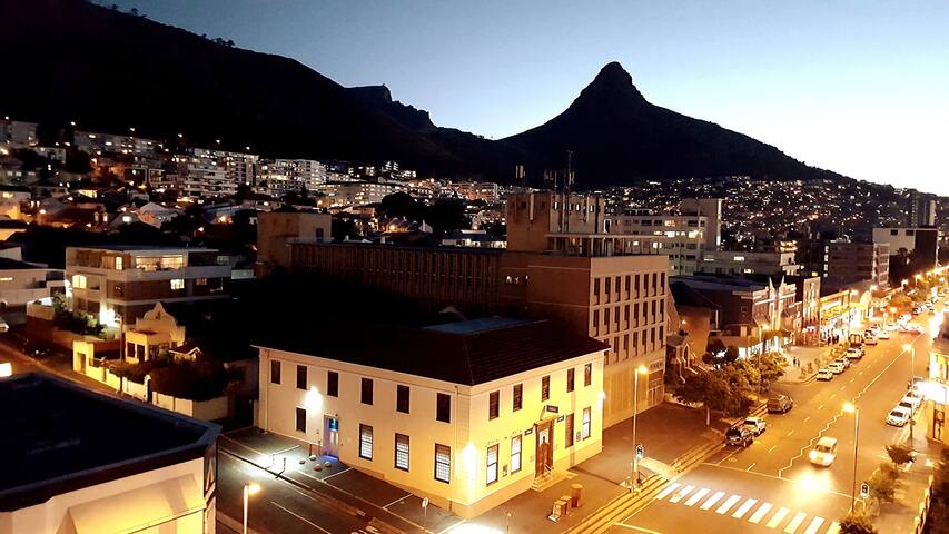 Sweeping Sea, Mountain & Promenade Views Sea Point gallery image 3