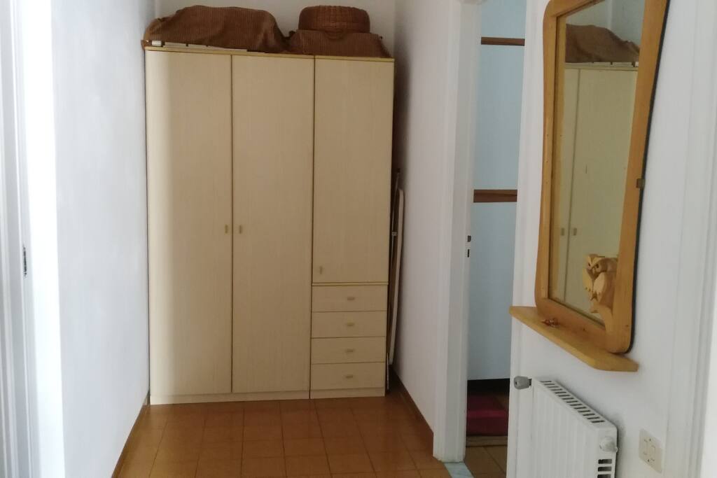 CORRIDOIO ENTRATA CON ARMADIO LETTO SINGOLO