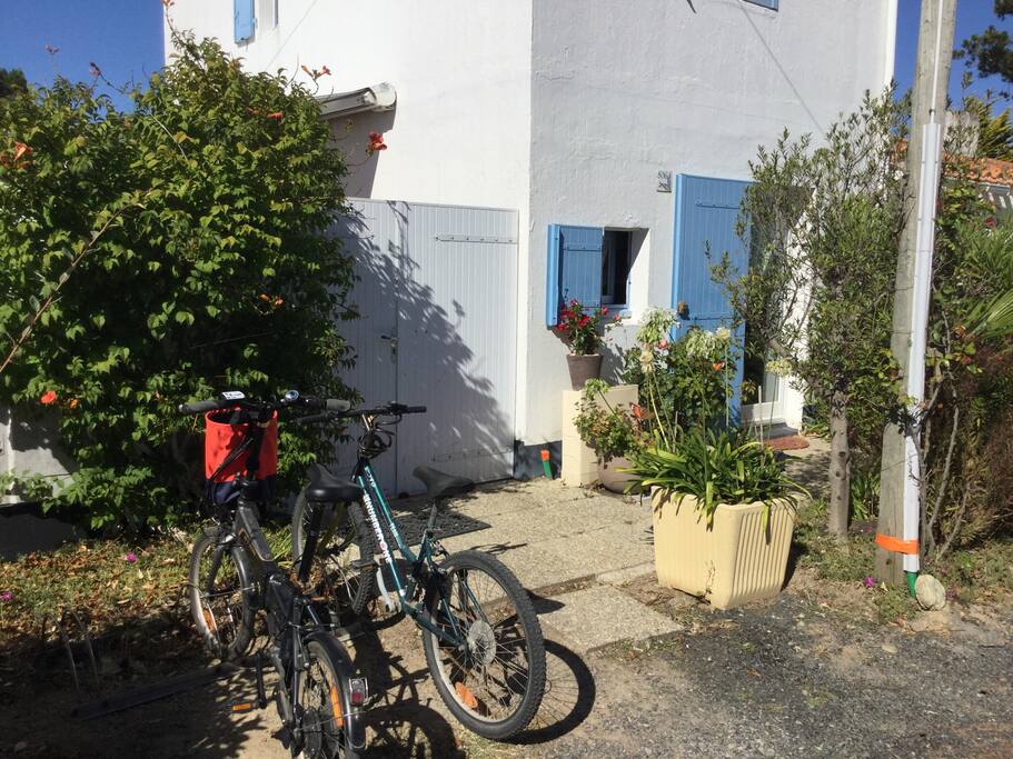 La maison ses vélos son parking