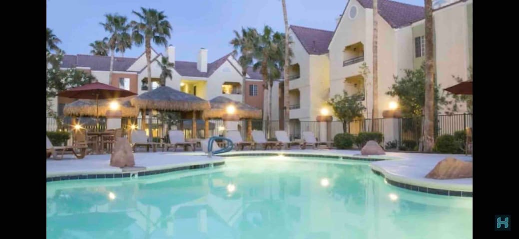 Spacious 2BR Close to Convention Center and Strip