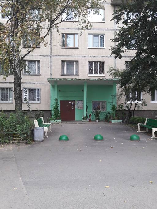 В подъезде консьерж