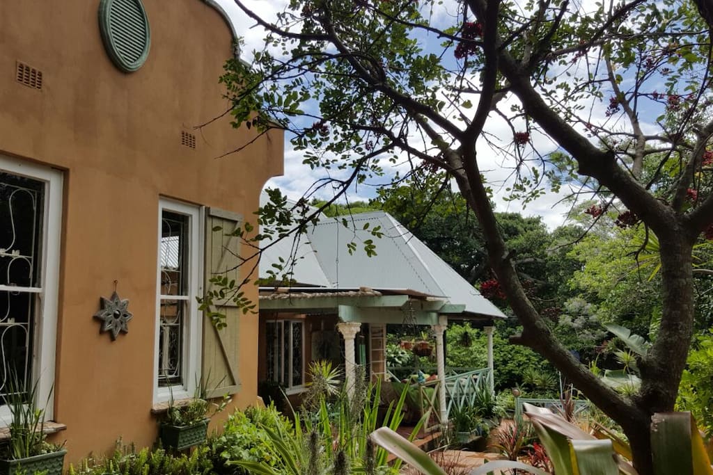 Quirky cottage in lovely tropical garden