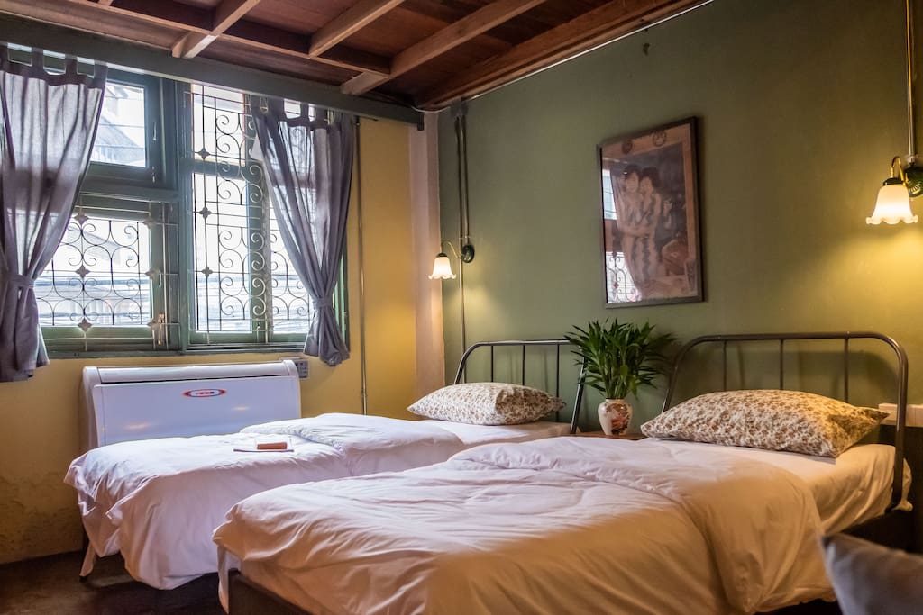 2 of 3' bed on lower level