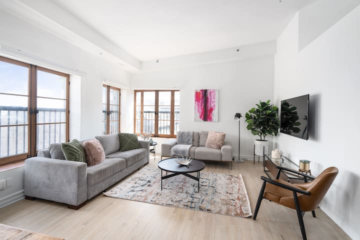 Stunning 4Bed 3BA Apt Central Old Mtl | St Paul St