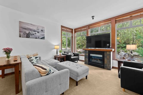 Top performing Airbnb: Ski in/ski out, HOT TUB - Sun Peaks Hideaway in Thompson Nicola