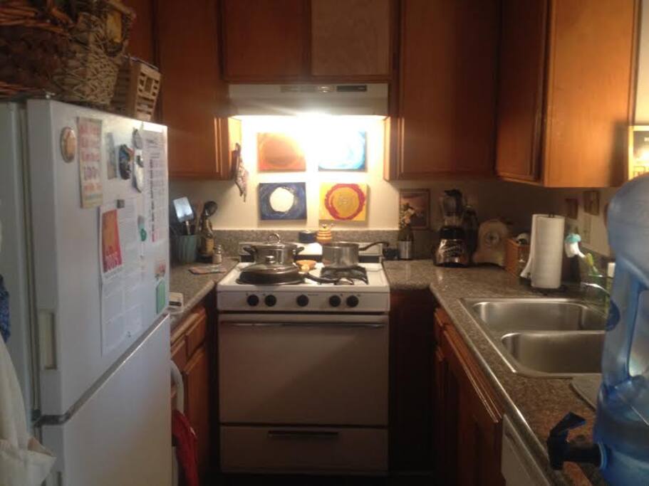Kitchen area. Please use!