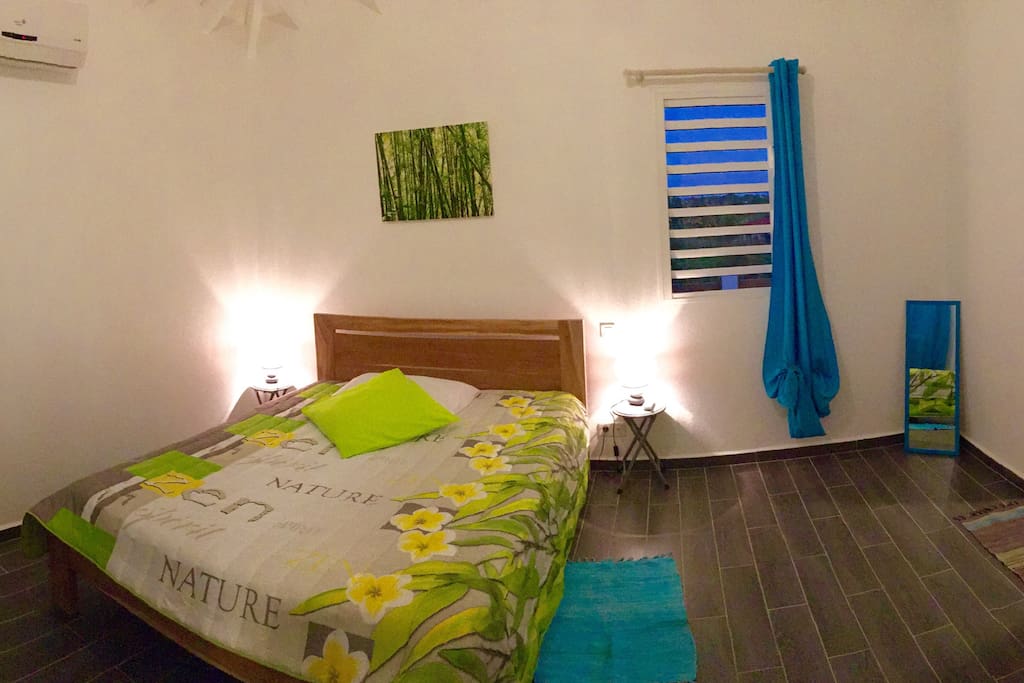 chambre spacieuse avec lit douillet