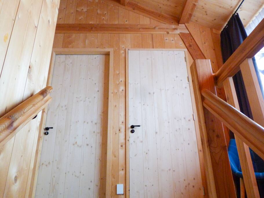 Een trap van hout, deuren van hout..