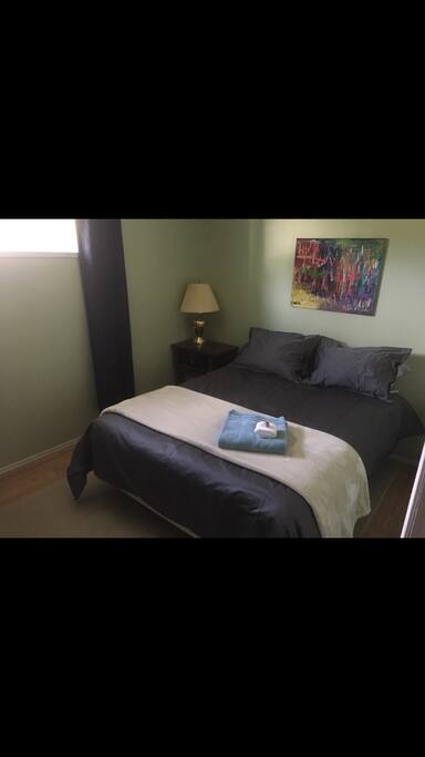 Master bedroom - queen size bed