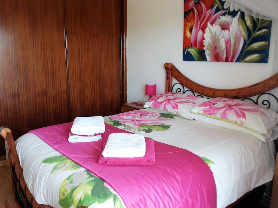 Double bedroom with ensuite shower , toilet , bidet.
Full air con and tea/coffee making facilities as well as fridge with chilled water and juices provided . This room also has a tv with European Channels .
There is also a small balcony with lovely views enjoying sunsets .