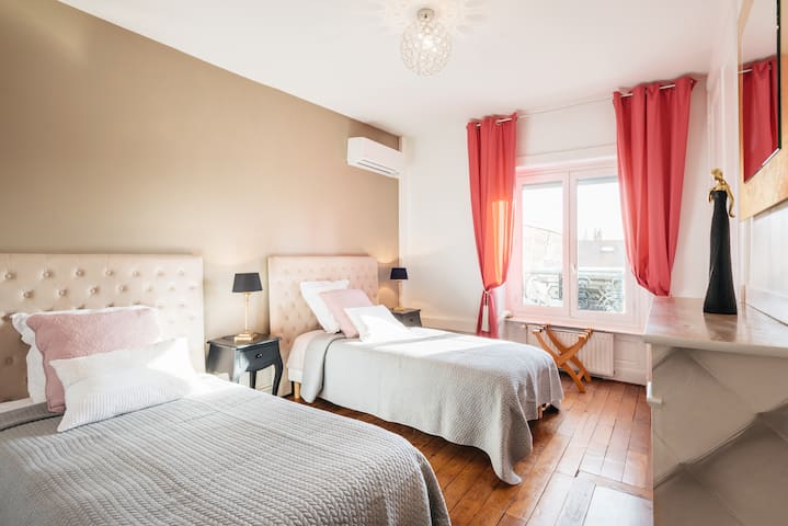 Lyon hyper-centre 6 chambres jusqu’à 19 personnes gallery image 4