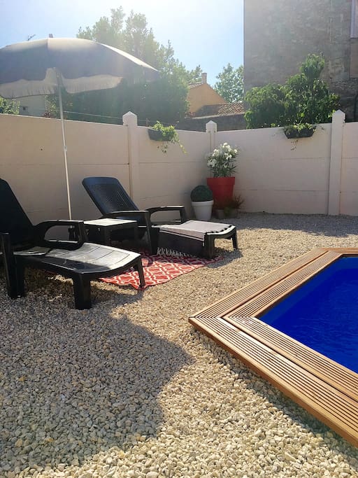 Transat au bord de la piscine