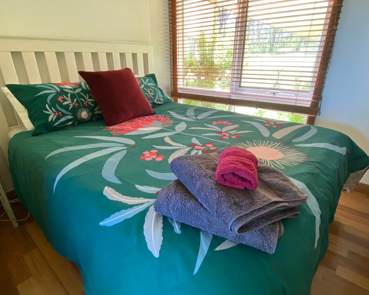 Menšia manželská posteľ v spálni 2