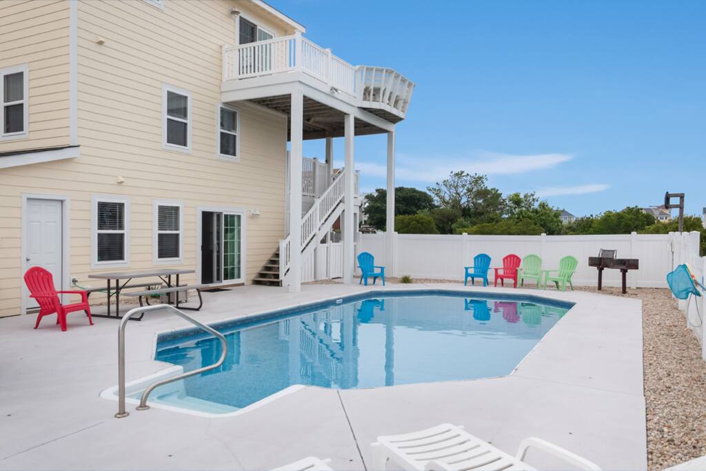 WH406: Corolla Sol | Pool Area