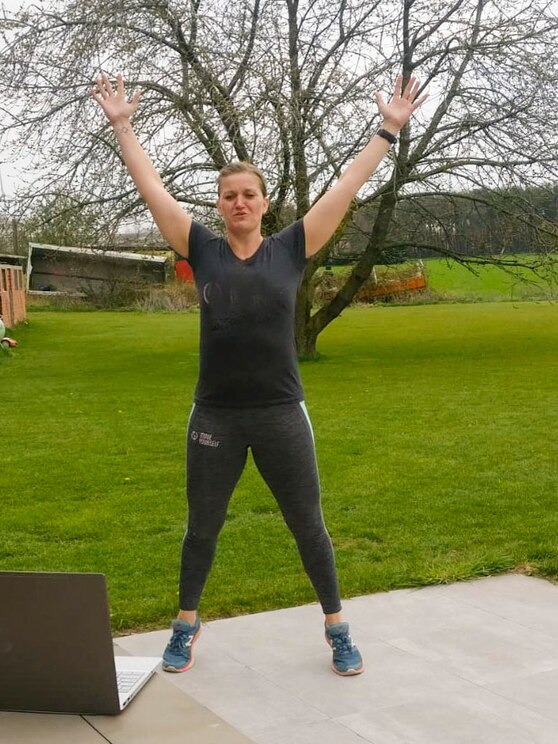 Show full-screen, host-provided image