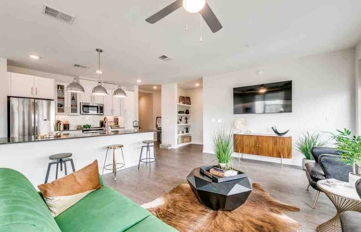 Luxury Penthouse centrally located! Top tier gallery image 3